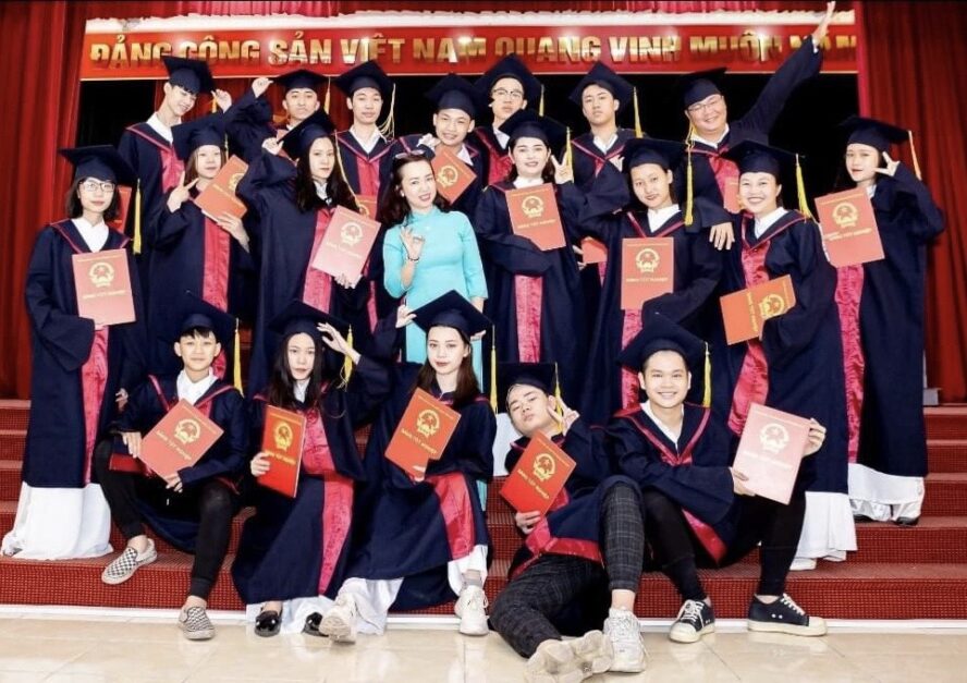 Hình ảnh Sinh viên Trung cấp Kinh tế Hà Nội tốt nghiệp năm 2020 chuẩn b?cho k?thi THPT Quốc Gia